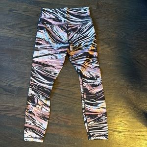 Lululemon size 6 Wunder Under crop